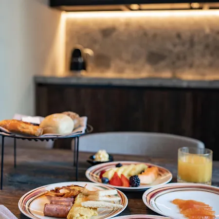 Hotel apartamentowy Laqua By The Pettenasco